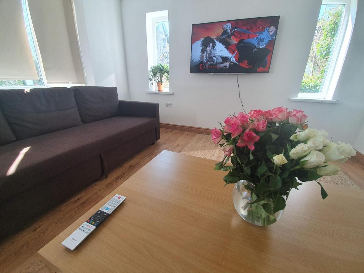 Beautiful House In The Heart Of A Golf Course. Manchester